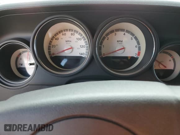 ✅ 2010 Dodge Challenger SE • VIN: 2B3CJ4DVXAH219814 • Lot: 42195015. Wystawiony na Copart z przebiegiem Nie podano. Bezpłatny archiwum sprzedaży aukcyjnych z USA i szczegółowy raport historii pojazdu na DreamBid. Zdjęcie 9.