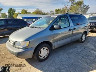 ✅ 1998 Toyota Sienna LE • VIN: 4T3ZF13C7WU040727 • Lot: 90892635. Listed on Copart with 179,243 mi. Free auction sales archive from the USA and detailed vehicle history report at DreamBid. Image 1.