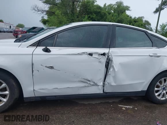 ✅ 2016 Ford Fusion S • VIN: 3FA6P0G79GR261765 • Lot: 42818797. Wystawiony na IAAI z przebiegiem 140 897 mil. Bezpłatny archiwum sprzedaży aukcyjnych z USA i szczegółowy raport historii pojazdu na DreamBid. Zdjęcie 6.