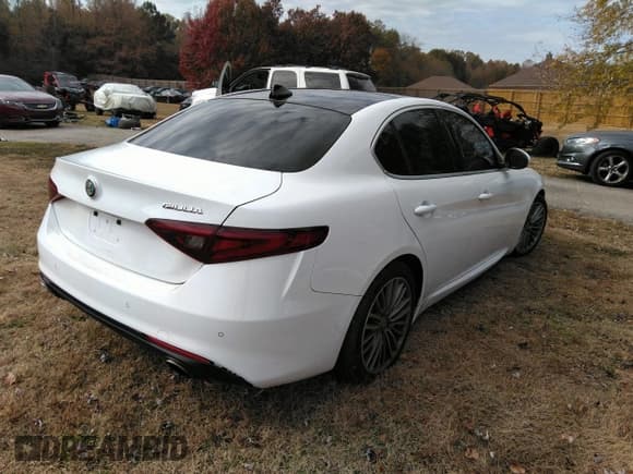 ✅ 2017 Alfa Romeo Giulia Ti • VIN: ZARFAECN9H7537082 • Lot: 43719009. Wystawiony na IAAI z przebiegiem 124 872 mil. Bezpłatny archiwum sprzedaży aukcyjnych z USA i szczegółowy raport historii pojazdu na DreamBid. Zdjęcie 4.