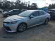 2021 Toyota Camry LE z VIN 4T1C11BKXMU038666, wystawiony jako Copart lot #68346185 z przebiegiem 212 141 mil mil oraz Szkoda całkowita • Salvage title. Historia ofert i sprzedaży dostępna na DreamBid. Obrazek 1.