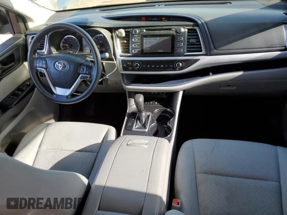 ✅ 2018 Toyota Highlander LE • VIN: 5TDBZRFH9JS874894 • Lot: 92999305. Wystawiony na Copart z przebiegiem 73 491 mil. Bezpłatny archiwum sprzedaży aukcyjnych z USA i szczegółowy raport historii pojazdu na DreamBid. Zdjęcie 8.