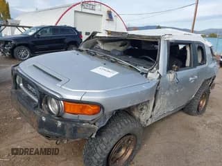 ✅ 2007 Toyota FJ Cruiser • VIN: JTEBU11F170017076 • Lot: 43564022. Wystawiony na IAAI z przebiegiem 227 795 mil. Bezpłatny archiwum sprzedaży aukcyjnych z USA i szczegółowy raport historii pojazdu na DreamBid. Zdjęcie 6.