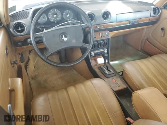 ✅ 1982 Mercedes-Benz 240 • VIN: WDBAB23A5CB334921 • Lot: 61423295. Wystawiony na Copart z przebiegiem 289 133 mil. Bezpłatny archiwum sprzedaży aukcyjnych z USA i szczegółowy raport historii pojazdu na DreamBid. Zdjęcie 8.