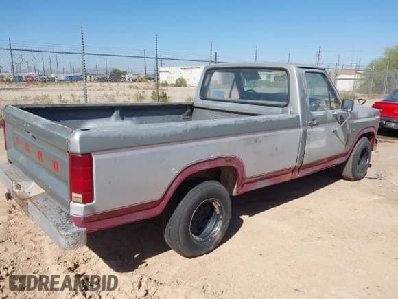 ✅ 1986 Ford F-150 • VIN: 2FTCF15Y1GCA28201 • Lot: 43517025. Listed on IAAI with 7,893 mi. Free auction sales archive from the USA and detailed vehicle history report at DreamBid. Image 4.