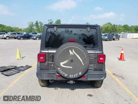 ✅ 2018 Jeep Wrangler Unlimited Sahara • VIN: 1C4HJXEG1JW159817 • Lot: 42565032. Wystawiony na IAAI z przebiegiem 158 695 mil. Bezpłatny archiwum sprzedaży aukcyjnych z USA i szczegółowy raport historii pojazdu na DreamBid. Zdjęcie 16.