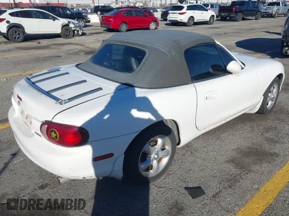 ✅ 1999 Mazda MX-5 Miata • VIN: JM1NB3530X0117866 • Lot: 43922524. Wystawiony na IAAI z przebiegiem 118 713 mil. Bezpłatny archiwum sprzedaży aukcyjnych z USA i szczegółowy raport historii pojazdu na DreamBid. Zdjęcie 4.
