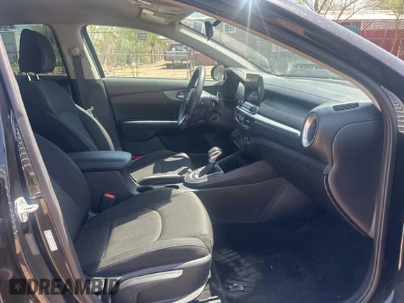 ✅ 2019 Kia Forte LXS • VIN: 3KPF24ADXKE097618 • Lot: 68543445. Wystawiony na Copart z przebiegiem 74 091 mil. Bezpłatny archiwum sprzedaży aukcyjnych z USA i szczegółowy raport historii pojazdu na DreamBid. Zdjęcie 5.