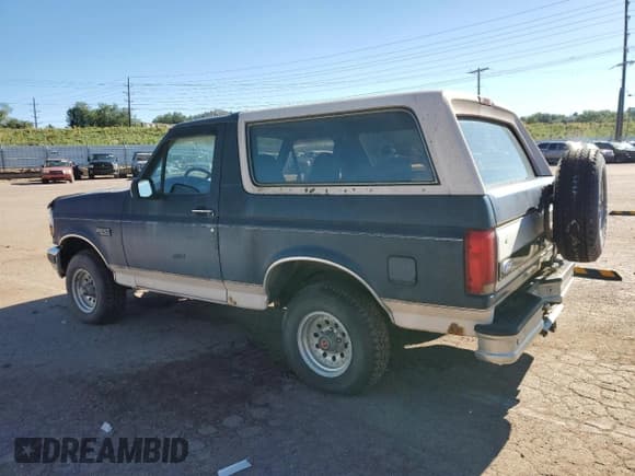 ✅ 1992 Ford Bronco Custom • VIN: 1FMEU15HXNLA22619 • Lot: 63666204. Wystawiony na Copart z przebiegiem 230 451 mil. Bezpłatny archiwum sprzedaży aukcyjnych z USA i szczegółowy raport historii pojazdu na DreamBid. Zdjęcie 2.