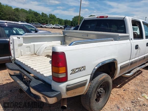 ✅ 2001 Chevrolet Silverado 2500HD LT3 • VIN: 1GCHK23G21F124089 • Lot: 42844708. Wystawiony na IAAI z przebiegiem 216 232 mil. Bezpłatny archiwum sprzedaży aukcyjnych z USA i szczegółowy raport historii pojazdu na DreamBid. Zdjęcie 4.