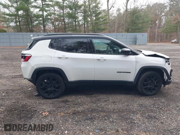 ✅ 2022 Jeep Compass Latitude • VIN: 3C4NJDBB5NT184919 • Lot: 41044815. Wystawiony na IAAI z przebiegiem 17 654 mil. Bezpłatny archiwum sprzedaży aukcyjnych z USA i szczegółowy raport historii pojazdu na DreamBid. Zdjęcie 13.