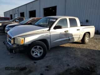 2005 Dodge Dakota SLT z VIN 1D7HE48K75S207617, wystawiony jako Copart lot #81713524 z przebiegiem Nie podano mil oraz Szkoda całkowita • Salvage title. Historia ofert i sprzedaży dostępna na DreamBid. Obrazek 1.