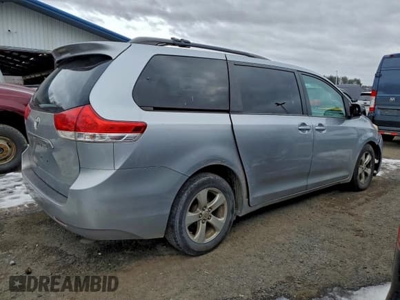 ✅ 2013 Toyota Sienna LE • VIN: 5TDKK3DC1DS328622 • Lot: 95694295. Listed on Copart with 235,597 mi. Free auction sales archive from the USA and detailed vehicle history report at DreamBid. Image 3.