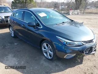 2018 Chevrolet Cruze Premier z VIN 3G1BF6SM4JS629063, wystawiony jako IAAI lot #42000439 z przebiegiem 60 885 mil mil oraz . Historia ofert i sprzedaży dostępna na DreamBid. Obrazek 1.