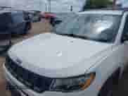 2021 Jeep Compass 80th Anniversary z VIN 3C4NJCEB6MT571564, wystawiony jako IAAI lot #42591643 z przebiegiem 56 999 mil mil oraz . Historia ofert i sprzedaży dostępna na DreamBid. Obrazek 6.