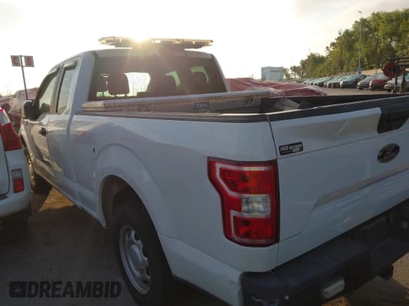 ✅ 2018 Ford F-150 XL • VIN: 1FTEX1CBXJFE23719 • Lot: 42606957. Wystawiony na IAAI z przebiegiem 135 354 mil. Bezpłatny archiwum sprzedaży aukcyjnych z USA i szczegółowy raport historii pojazdu na DreamBid. Zdjęcie 3.