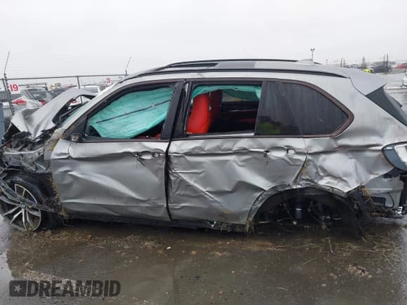 ✅ 2015 BMW X5 M • VIN: 5YMKT6C55F0C89227 • Lot: 41209152. Wystawiony na IAAI z przebiegiem Nie podano. Bezpłatny archiwum sprzedaży aukcyjnych z USA i szczegółowy raport historii pojazdu na DreamBid. Zdjęcie 14.