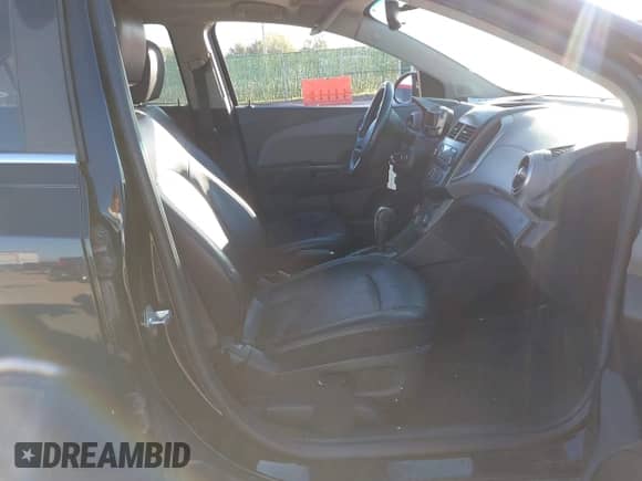 2012 Chevrolet Sonic LTZ z VIN 1G1JE5SHXC4102790, wystawiony jako IAAI lot #43554966 z przebiegiem 184 031 mil mil oraz . Historia ofert i sprzedaży dostępna na DreamBid. Obrazek 5.