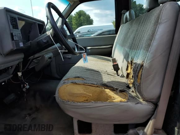 ✅ 1994 GMC Sierra 1500 • VIN: 1GTEC14Z1RZ506120 • Lot: 81578795. Wystawiony na Copart z przebiegiem 241 622 mil. Bezpłatny archiwum sprzedaży aukcyjnych z USA i szczegółowy raport historii pojazdu na DreamBid. Zdjęcie 7.