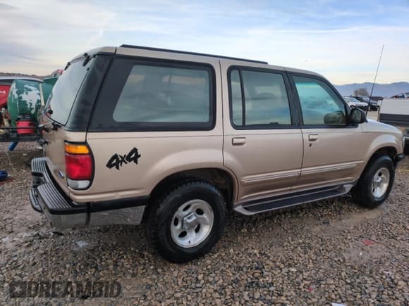 ✅ 1995 Ford Explorer Eddie Bauer • VIN: 1FMDU34XZSZB19334 • Lot: 84869324. Listed on Copart with 199,594 mi. Free auction sales archive from the USA and detailed vehicle history report at DreamBid. Image 3.