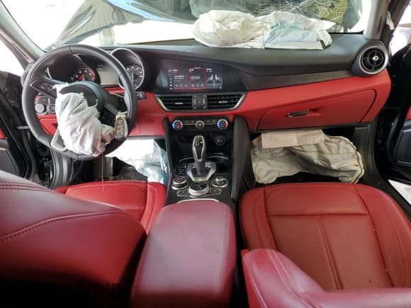 ✅ 2020 Alfa Romeo Giulia • VIN: ZARFAMAN7L7634741 • Lot: 61721612. Listed on Copart with 20,681 mi. Free auction sales archive from the USA and detailed vehicle history report at DreamBid. Image 9.