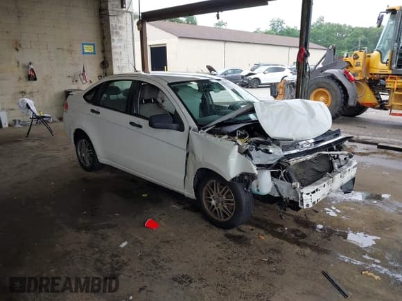 ✅ 2011 Ford Focus SE • VIN: 1FAHP3FN2BW121234 • Lot: 42662444. Wystawiony na IAAI z przebiegiem 101 910 mil. Bezpłatny archiwum sprzedaży aukcyjnych z USA i szczegółowy raport historii pojazdu na DreamBid. Zdjęcie 1.