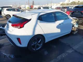 2020 Hyundai Veloster 2.0 z VIN KMHTG6AF5LU027217, wystawiony jako IAAI lot #41375809 z przebiegiem 44 910 mil mil oraz . Historia ofert i sprzedaży dostępna na DreamBid. Obrazek 4.