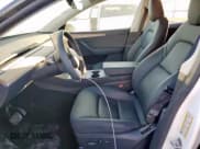 ✅ 2024 Tesla Model Y Long Range • VIN: 7SAYGDEE3RA259817 • Lot: 92729895. Wystawiony na Copart z przebiegiem 8 800 mil. Bezpłatny archiwum sprzedaży aukcyjnych z USA i szczegółowy raport historii pojazdu na DreamBid. Zdjęcie 7.