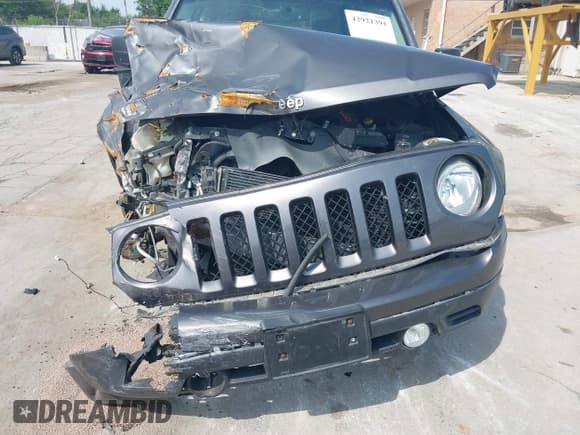✅ 2016 Jeep Patriot High Altitude • VIN: 1C4NJPFA2GD612411 • Lot: 42921391. Wystawiony na IAAI z przebiegiem 121 746 mil. Bezpłatny archiwum sprzedaży aukcyjnych z USA i szczegółowy raport historii pojazdu na DreamBid. Zdjęcie 6.