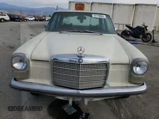 ✅ 1968 Mercedes-Benz 240 • VIN: 11401510014056 • Lot: 47776954. Wystawiony na Copart z przebiegiem 4 642 mil. Bezpłatny archiwum sprzedaży aukcyjnych z USA i szczegółowy raport historii pojazdu na DreamBid. Zdjęcie 5.