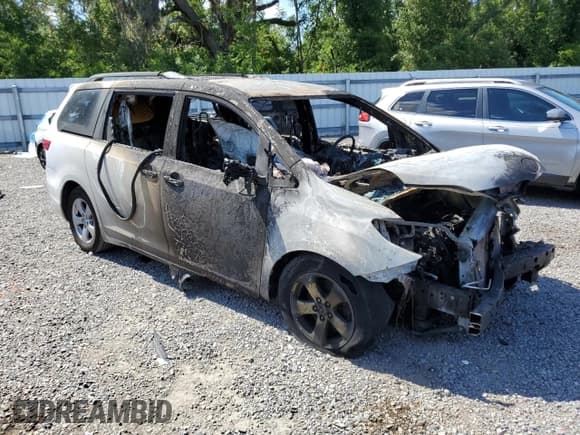 ✅ 2015 Toyota Sienna LE AAS • VIN: 5TDKK3DC9FS683752 • Lot: 57185195. Listed on Copart with Not provided. Free auction sales archive from the USA and detailed vehicle history report at DreamBid. Image 4.