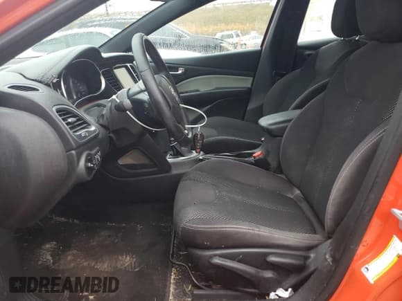 ✅ 2015 Dodge Dart SXT • VIN: 1C3CDFBB5FD330967 • Lot: 90253275. Wystawiony na Copart z przebiegiem 97 925 mil. Bezpłatny archiwum sprzedaży aukcyjnych z USA i szczegółowy raport historii pojazdu na DreamBid. Zdjęcie 7.