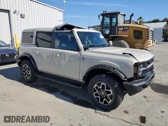 ✅ 2025 Ford Bronco Outer Banks • VIN: 1FMDE8BH5SLA76377 • Lot: 68036655. Wystawiony na Copart z przebiegiem 609 mil. Bezpłatny archiwum sprzedaży aukcyjnych z USA i szczegółowy raport historii pojazdu na DreamBid. Zdjęcie 4.