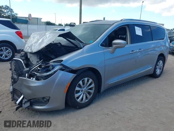 ✅ 2018 Chrysler Pacifica Touring L • VIN: 2C4RC1BG8JR287870 • Lot: 43314097. Wystawiony na IAAI z przebiegiem 147 153 mil. Bezpłatny archiwum sprzedaży aukcyjnych z USA i szczegółowy raport historii pojazdu na DreamBid. Zdjęcie 2.