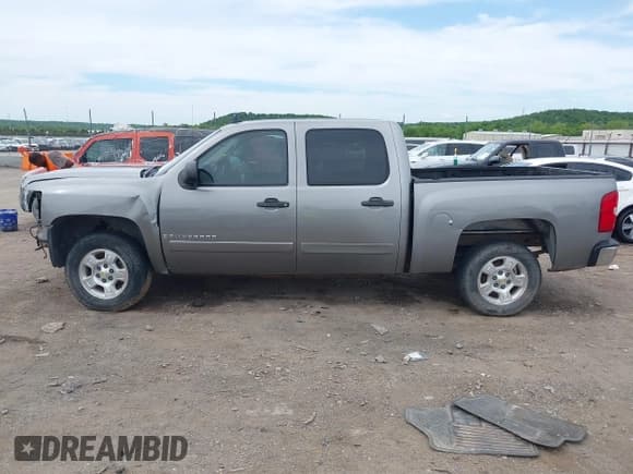 ✅ 2007 Chevrolet Silverado 1500 1LT • VIN: 2GCEC13J271510467 • Lot: 42184998. Wystawiony na IAAI z przebiegiem 258 558 mil. Bezpłatny archiwum sprzedaży aukcyjnych z USA i szczegółowy raport historii pojazdu na DreamBid. Zdjęcie 14.