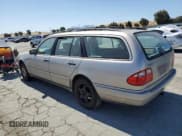 ✅ 1999 Mercedes-Benz E 320 • VIN: WDBJH82F3XX025407 • Лот: 60443825. Опубликован ранее на Copart с пробегом 172 705 миль. Бесплатный доступ к архиву аукционных продаж из США и подробный отчёт об истории автомобиля на DreamBid. Изображение 2.