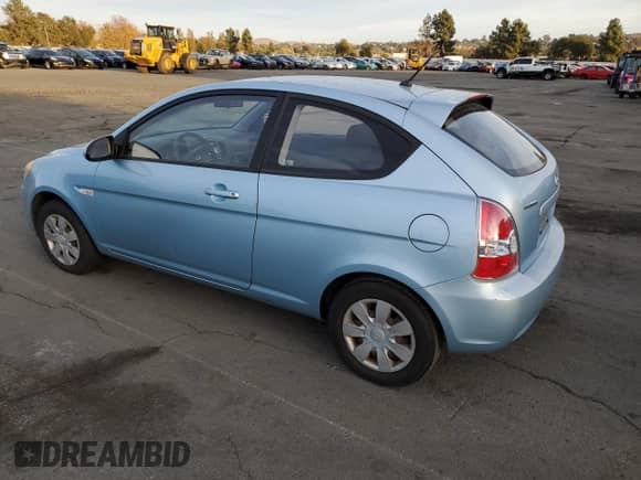 2007 Hyundai Accent GS z VIN KMHCM36C17U051588, wystawiony jako Copart lot #81412584 z przebiegiem 217 625 mil mil oraz Czysty tytuł • Clean title. Historia ofert i sprzedaży dostępna na DreamBid. Obrazek 2.
