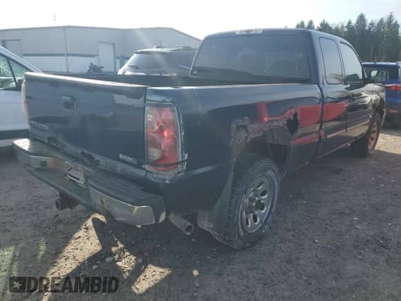 2006 Chevrolet Silverado 1500 LS z VIN 2GCEK19B761349793, wystawiony jako Copart lot #81823174 z przebiegiem 120 358 mil mil oraz Czysty tytuł • Clean title. Historia ofert i sprzedaży dostępna na DreamBid. Obrazek 3.