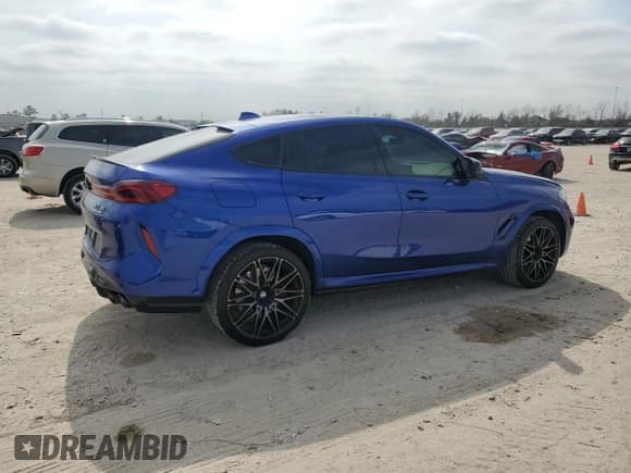 ✅ 2022 BMW X6 M • VIN: 5YMCY0C06N9M63613 • Lot: 44902165. Wystawiony na Copart z przebiegiem 17 401 mil. Bezpłatny archiwum sprzedaży aukcyjnych z USA i szczegółowy raport historii pojazdu na DreamBid. Zdjęcie 3.