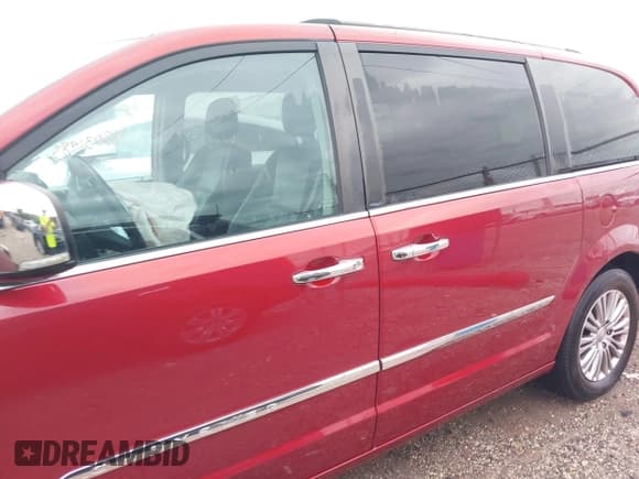 ✅ 2013 Chrysler Town & Country Touring L • VIN: 2C4RC1CG4DR779685 • Lot: 43031483. Listed on IAAI with 150,786 mi. Free auction sales archive from the USA and detailed vehicle history report at DreamBid. Image 14.