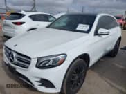 ✅ 2019 Mercedes-Benz GLC 300 • VIN: WDC0G4JB4KV158134 • Лот: 43104789. Опубликован ранее на IAAI с пробегом 59 880 миль. Бесплатный доступ к архиву аукционных продаж из США и подробный отчёт об истории автомобиля на DreamBid. Изображение 2.
