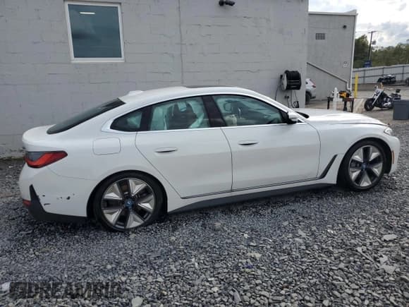 ✅ 2024 BMW i4 xDrive40 • VIN: WBY83FB04RFS16470 • Lot: 85303405. Wystawiony na Copart z przebiegiem 20 194 mil. Bezpłatny archiwum sprzedaży aukcyjnych z USA i szczegółowy raport historii pojazdu na DreamBid. Zdjęcie 3.