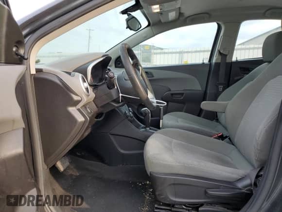 2017 Chevrolet Sonic LS с VIN 1G1JB5SH5H4137673, выставлен на аукционе Copart как лот 69697674 с пробегом 106 229 миль миль и Списание • Salvage title. История ставок и продаж доступна на DreamBid. Изображение 7.