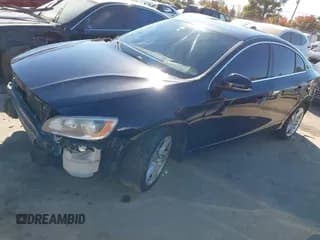 ✅ 2014 Volvo S60 T5 • VIN: YV1612FS8E2295463 • Lot: 43597527. Wystawiony na IAAI z przebiegiem 109 216 mil. Bezpłatny archiwum sprzedaży aukcyjnych z USA i szczegółowy raport historii pojazdu na DreamBid. Zdjęcie 2.