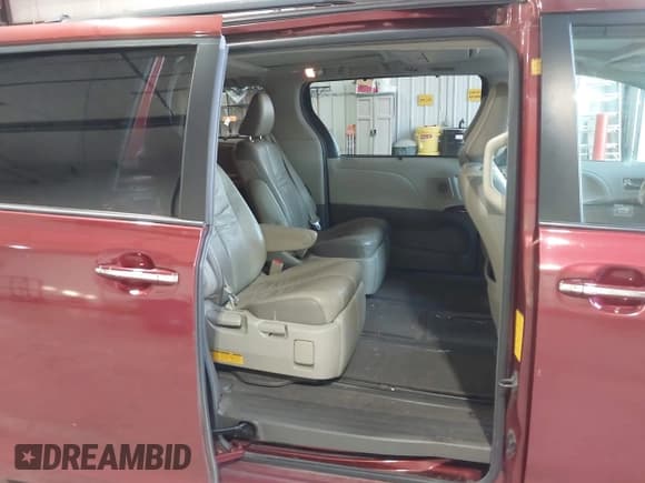 ✅ 2011 Toyota Sienna XLE • VIN: 5TDYK3DC4BS157632 • Lot: 43618800. Listed on IAAI with 199,388 mi. Free auction sales archive from the USA and detailed vehicle history report at DreamBid. Image 8.