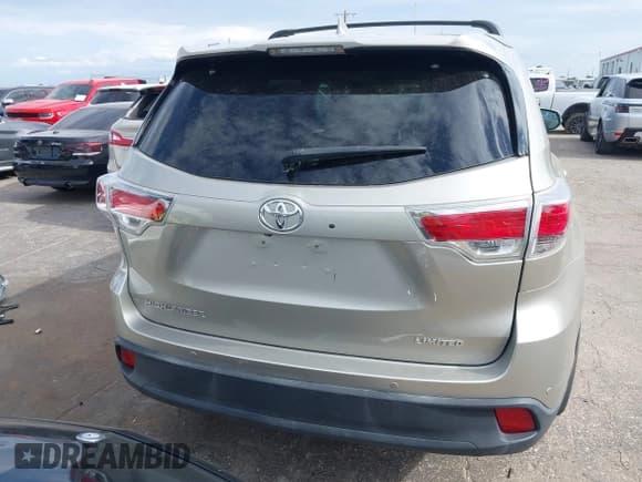✅ 2015 Toyota Highlander Limited • VIN: 5TDYKRFH3FS094413 • Lot: 42823458. Wystawiony na IAAI z przebiegiem 172 842 mil. Bezpłatny archiwum sprzedaży aukcyjnych z USA i szczegółowy raport historii pojazdu na DreamBid. Zdjęcie 16.
