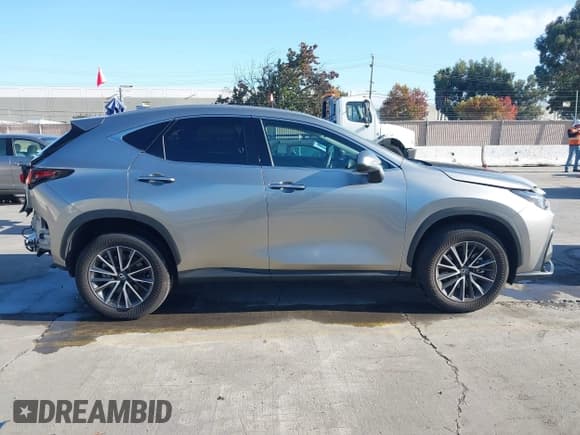 ✅ 2025 Lexus NX 250 • VIN: 2T2ADCAZ9SC018329 • Lot: 43770319. Wystawiony na IAAI z przebiegiem 18 813 mil. Bezpłatny archiwum sprzedaży aukcyjnych z USA i szczegółowy raport historii pojazdu na DreamBid. Zdjęcie 14.
