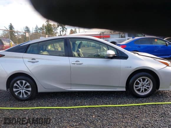 2019 Toyota Prius LE z VIN JTDL9RFU9K3011548, wystawiony jako IAAI lot #43540649 z przebiegiem 119 911 mil mil oraz . Historia ofert i sprzedaży dostępna na DreamBid. Obrazek 14.