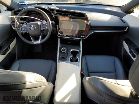 ✅ 2023 Lexus RZ 450e Premium • VIN: JTJAAAAB7PA014910 • Lot: 82283924. Wystawiony na Copart z przebiegiem 33 673 mil. Bezpłatny archiwum sprzedaży aukcyjnych z USA i szczegółowy raport historii pojazdu na DreamBid. Zdjęcie 8.