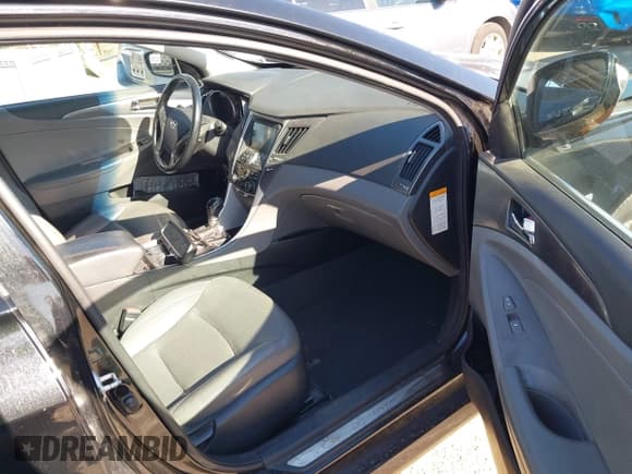 ✅ 2014 Hyundai Sonata • VIN: KMHEC4A46EA110585 • Lot: 43587384. Wystawiony na IAAI z przebiegiem 231 031 mil. Bezpłatny archiwum sprzedaży aukcyjnych z USA i szczegółowy raport historii pojazdu na DreamBid. Zdjęcie 5.